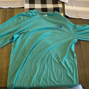 Hey guys! I’m selling a men’s long sleeve North Face t shirt!